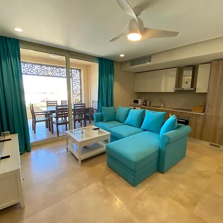 Modern Apartment With Great Pool & Beach Access