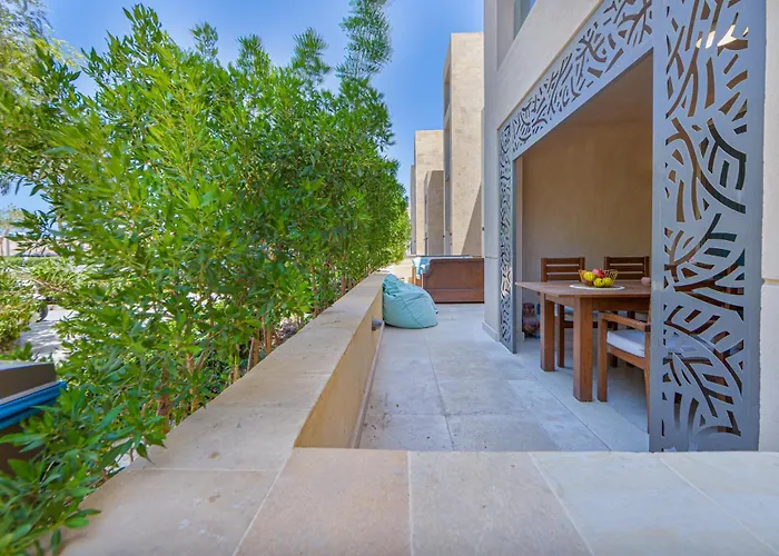 Modern With Great Pool & Access *
